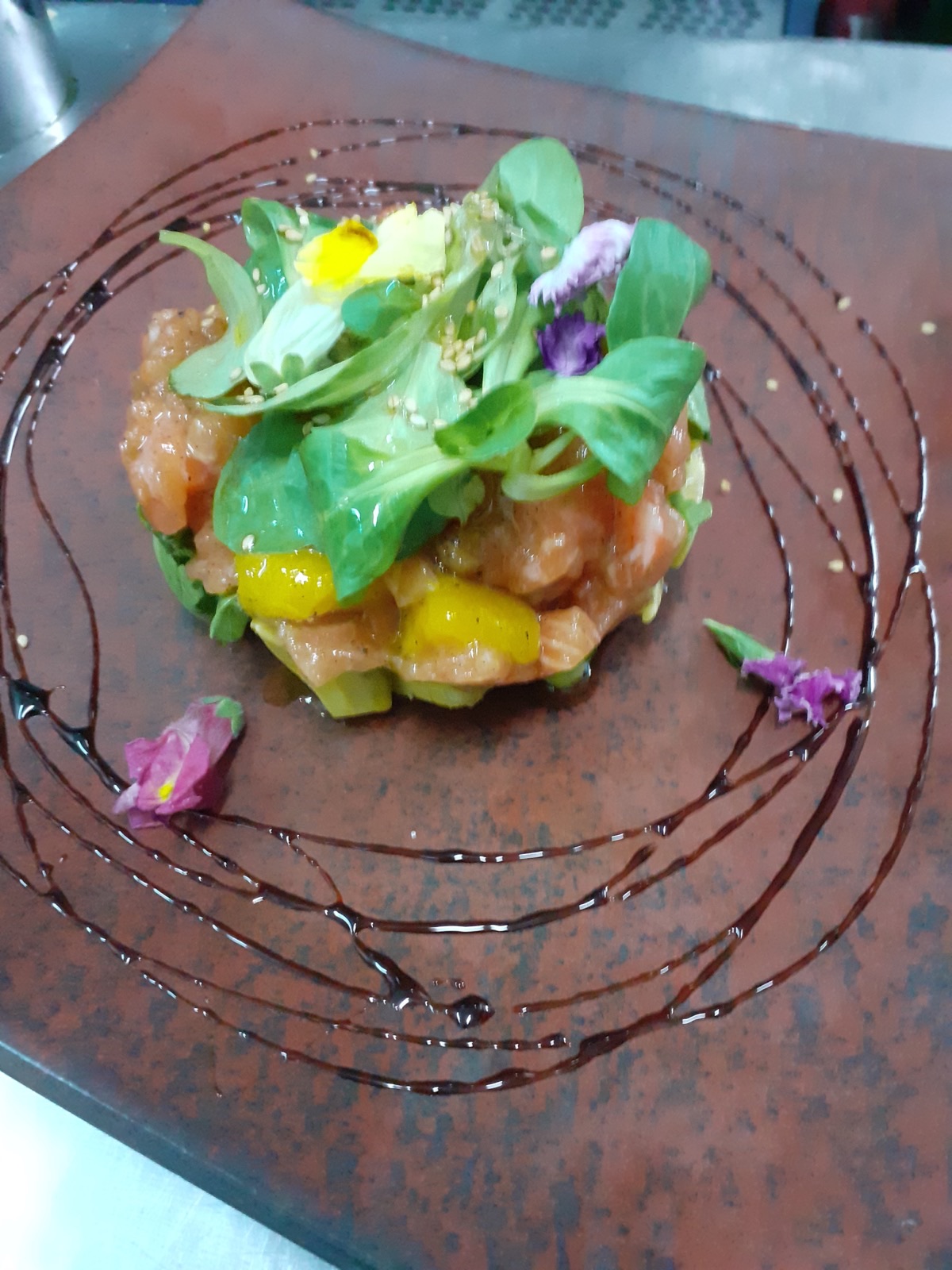 Tartar de salmón emplatado del Ristorante Pizzeria Boccaccio